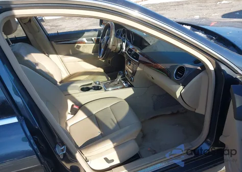 2014 Mercedes-Benz C 300 Sport 4Matic из США, поврежденный, VIN WDDGF8AB8EG185592